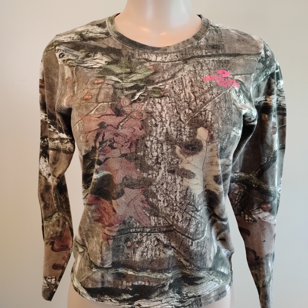 Mossy Oak Break-Up Infinity Camo Crewneck in Gray and Brown with Pink Logo